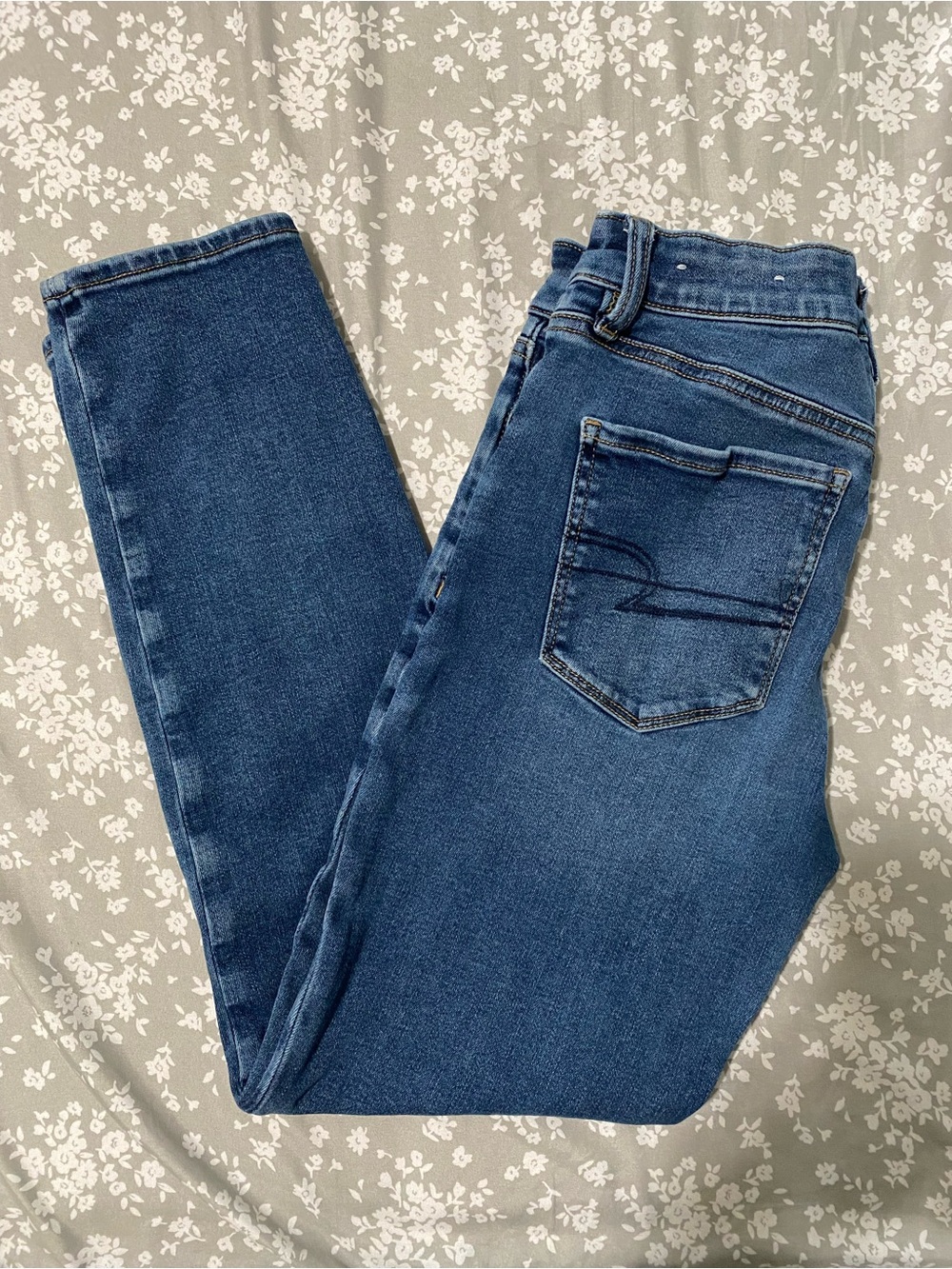 American Eagle Outfitters Straight Leg Jeans in Medium Blue Wash